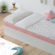 Ambiente habitación infantil saco nórdico con cremallera bajera rosa. Habitación infantil con saco nórdico con cremallera unida a la bajera con estampado de letras del abecedario de colores mint, rosa, gris y mostaza