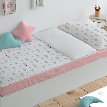 Ambiente habitación infantil saco nórdico bajera rosa Ericete. Diseño con estampado de Erizos.