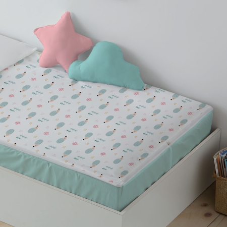 Detalle cremallera saco nórdico infantil bajera mint. Tejido con estampado de erizos.