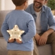 Niño regalando una estrella personalizada a su padre. La lámpara indica Te quiero