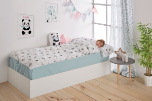 Habitación infantil saco nórdico con cremallera Panda. Habitación con niña durmiendo en un saco nórdico con estampado de Osos Panda