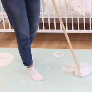 Alfombras vinílicas que se pueden barrer y fregar. Mujer fregando una alfombra vinílica antiácaros modelo Luna mint