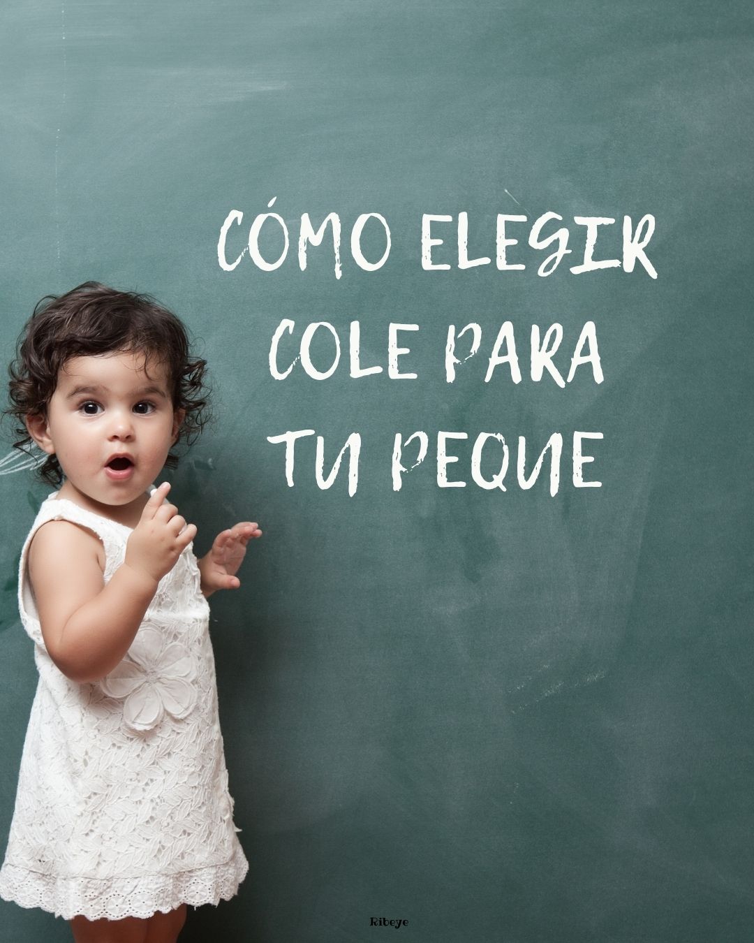 Cómo elegir colegio para tu hijo o hija. Niña pequeña delante de una pizarra donde pone "Cómo elegir cole para tu peque"