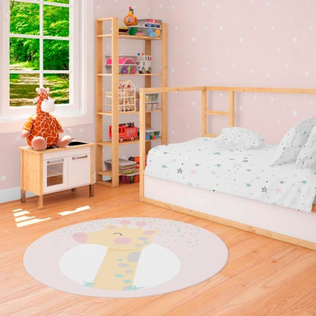 alfombra jirafa, cama noche estrellada rosa y papel pintado rosa estrellas blancas.