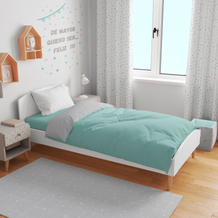 Cortina triángulos gris y mint, vinilo quiero ser mayor, alfombra vinílica gris estrellas blancas, edredón cama mint reversible gris y sábana bajera cama mint.