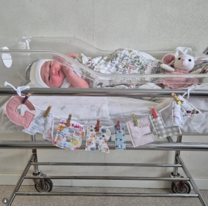 Gabriela con sus letras de Núvol de Lletres fundación que da cariño a los neonatos hospitalizados en las ucis