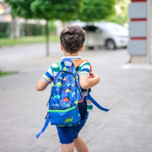 Niño con mochila en verano para ir al cole