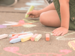Niños jugando con tizas de colores