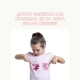 Cómo eliminar manchas en la ropa de los peques. Niña mirándose unas manchas en su camiseta