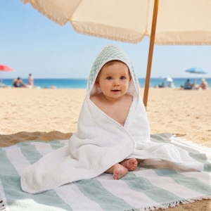 Niño en la playa con capa de baño. Capa de baño cuadro vichy mint