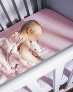 Bebé durmiendo tapado en cuna que tiene calor, está sobretapado y por eso se detapa