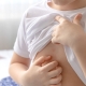 Niño rascándose por dermatitis atópica