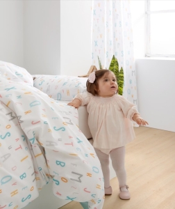 Niña mostrando interés por la cama